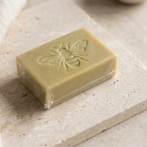 Savon décoré avec abeille